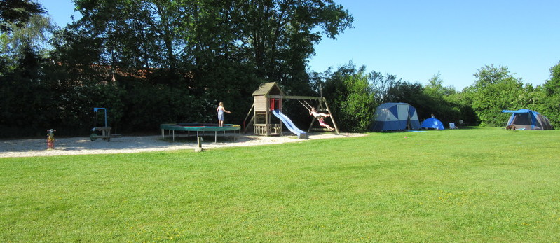 speeltuin grotendeels in schaduw
